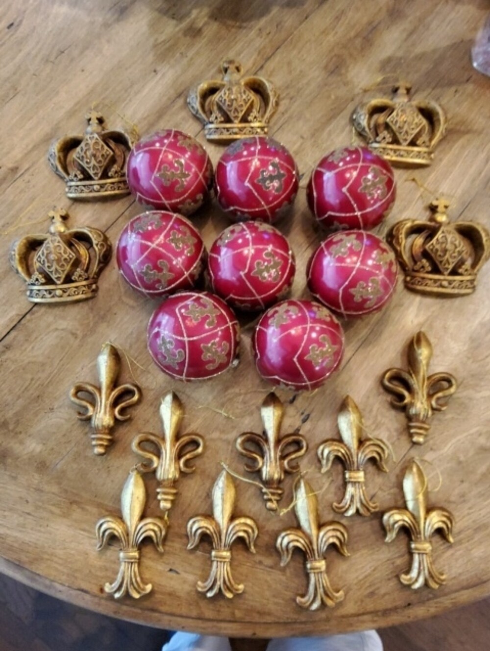 22 Elegant Red and Gold Decorative Ornaments